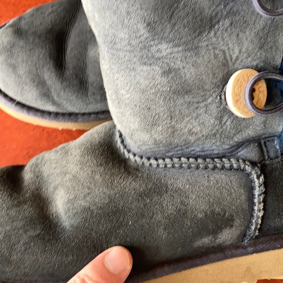 UGG Bailey Suede Button Triplet Big Kid size 4 - Picture 16 of 16
